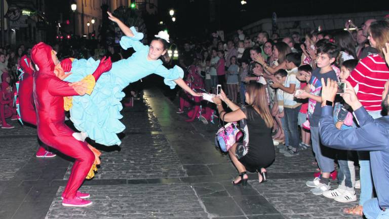 Música, color e ilusión abren once intensos días de feria Música, color e ilusión abren once intensos días de feria