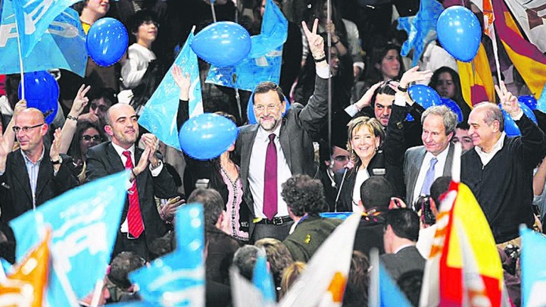 Acusan al PP de pagar con fondos públicos la campaña de Rajoy