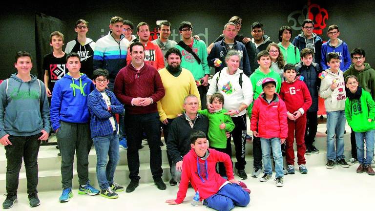 Casi cuarenta participantes en un torneo de cubo de Rubik de dimensión nacional Casi cuarenta participantes en un torneo de cubo de Rubik de dimensión nacional