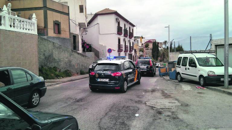 Un fuego intencionado aviva la pelea de clanes de Antonio Díaz Un fuego intencionado aviva la pelea de clanes de Antonio Díaz