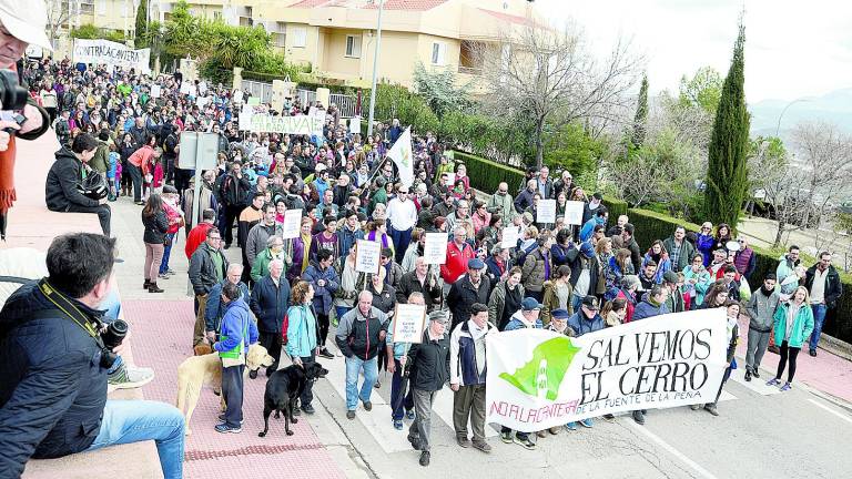 Un “grito unido” para salvar el cerro de la Fuente la Peña