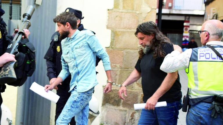 Dos de los detenidos por la batalla de la Estación entran en la cárcel Dos de los detenidos por la batalla de la Estación entran en la cárcel