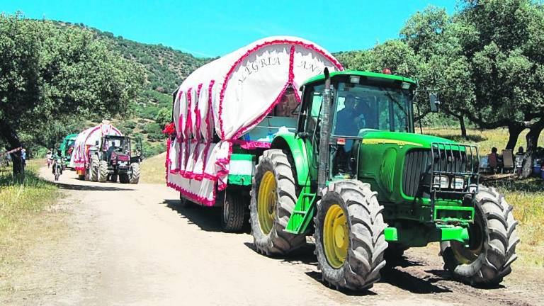 Las carretas regresan del Cerro, tras una alegre e intensa romería Las carretas regresan del Cerro, tras una alegre e intensa romería