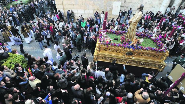 Una gran procesión para un gran día del amor fraterno en la ciudad