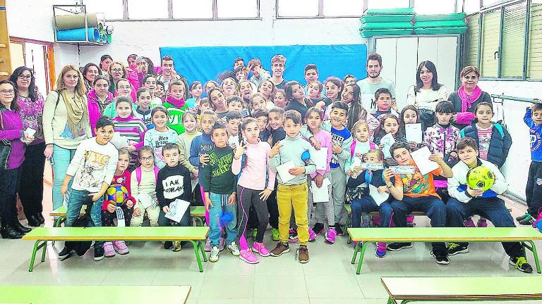 Fiesta azulilla en el colegio de la Estación Fiesta azulilla en el colegio de la Estación