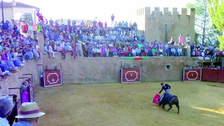 Venegas corta dos orejas y rabo en el festival de Segura de la Sierra Venegas corta dos orejas y rabo en el festival de Segura de la Sierra