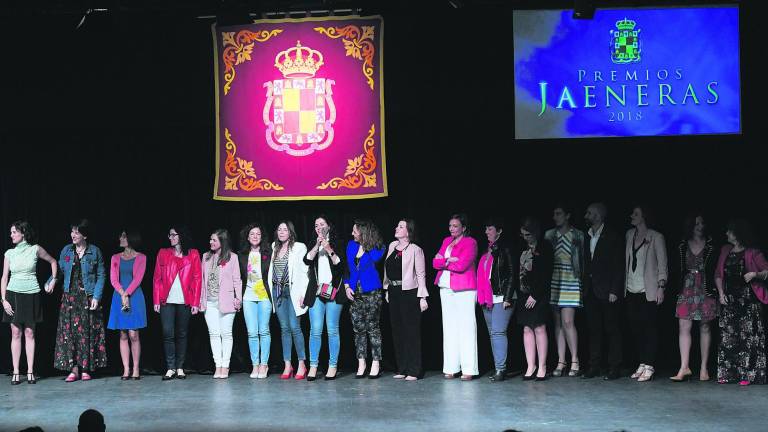 de 4 mujeres y 3 colectivos de 4 mujeres y 3 colectivos