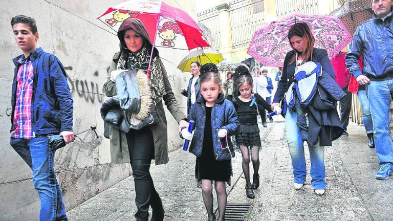 La lluvia desluce la celebración de las procesiones infantiles de las cruces de mayo La lluvia desluce la celebración de las procesiones infantiles de las cruces de mayo