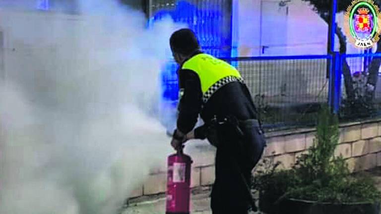 Fuego con daños en el polígono Los Olivares Fuego con daños en el polígono Los Olivares