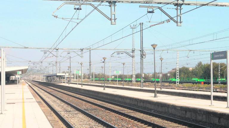 Un “empujón” al tren en Jaén Un “empujón” al tren en Jaén