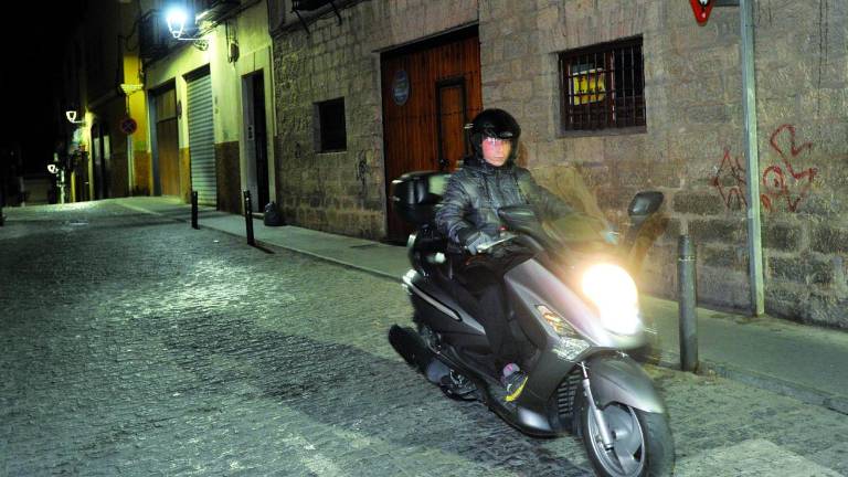 La Policía sorprende a dos jóvenes desvalijando un garaje La Policía sorprende a dos jóvenes desvalijando un garaje