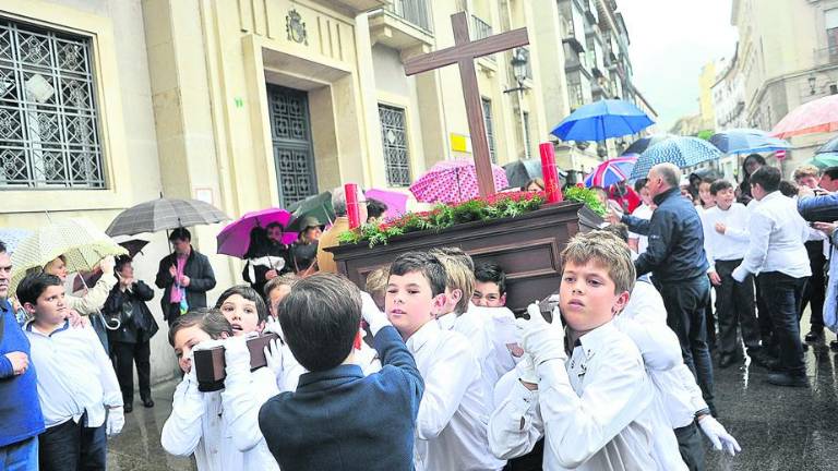 La lluvia desluce la celebración de las procesiones infantiles de las cruces de mayo La lluvia desluce la celebración de las procesiones infantiles de las cruces de mayo