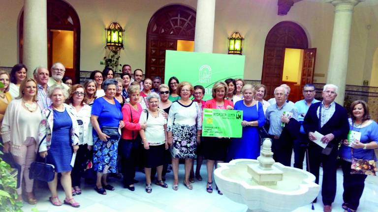 Nueve de cada diez mayores obtiene descuentos con la tarjeta Andalucía 65 Nueve de cada diez mayores obtiene descuentos con la tarjeta Andalucía 65