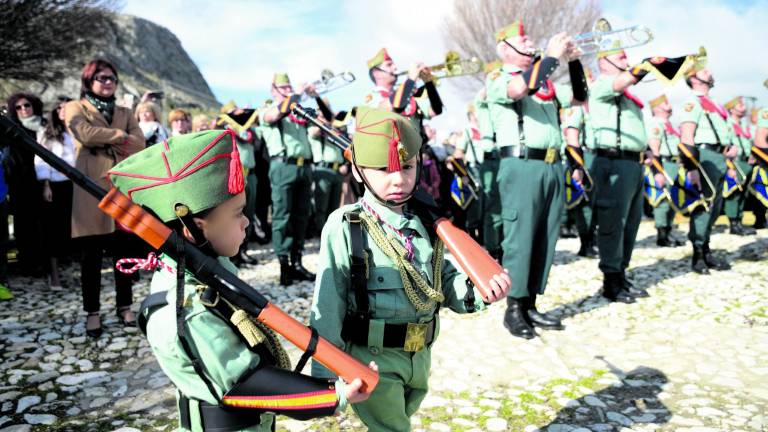 san sebastián desfila entre legionarios y mucho ruido