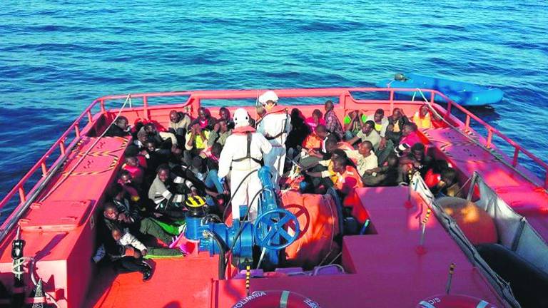 Rescatados 82 inmigrantes en dos pateras en Motril Rescatados 82 inmigrantes en dos pateras en Motril