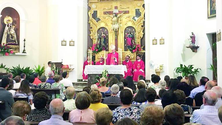 El obispo bendice las nuevas obras de la fachada de la parroquia puertense