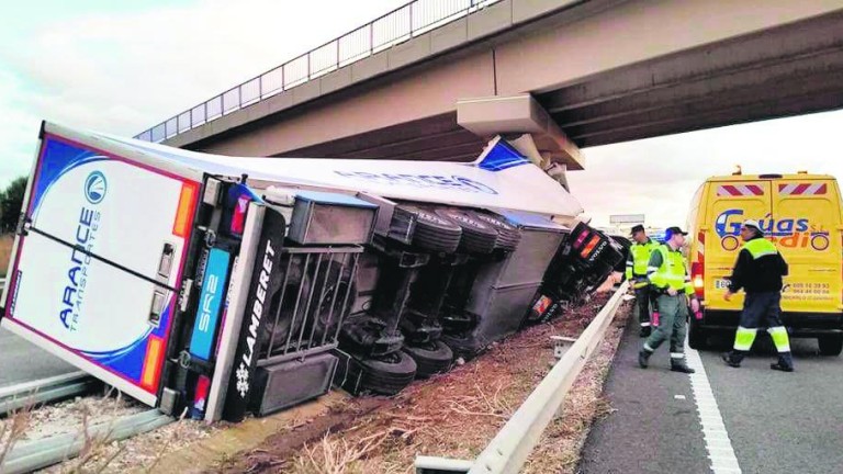 Un camionero de Bailén muere en una salida de vía en Vinaroz