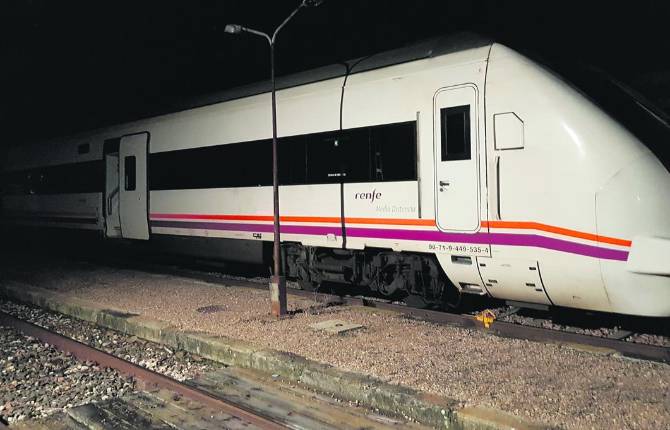 DESPEÑAPERROS. Imagen del tren averiado parado en la antigua Estación de Venta de Cárdenas.