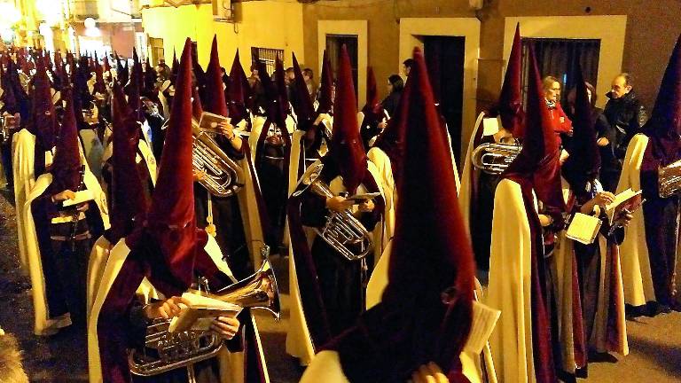 Fervor y manos en el corazón entre palios, varales y tronos Fervor y manos en el corazón entre palios, varales y tronos