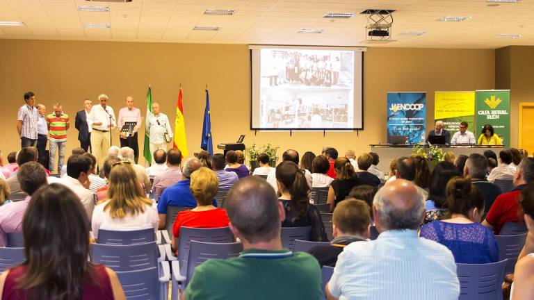 Eslava Galán visita la mayor productora de aceite de oliva