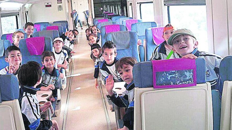 Escolares del “San Joaquín” se suben al tren