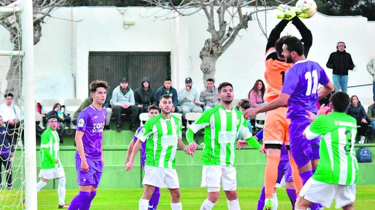 El tropiezo relega al Real Jaén a la tercera posición de la tabla El tropiezo relega al Real Jaén a la tercera posición de la tabla