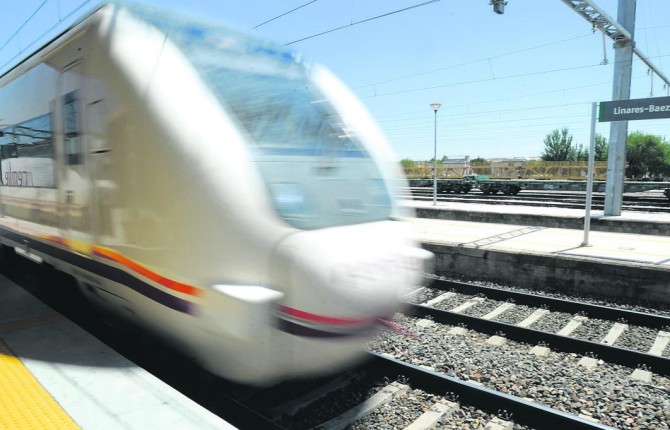 FERROCARRIL. Un tren sale de la estación de Linares-Baeza en una imagen de archivo.
