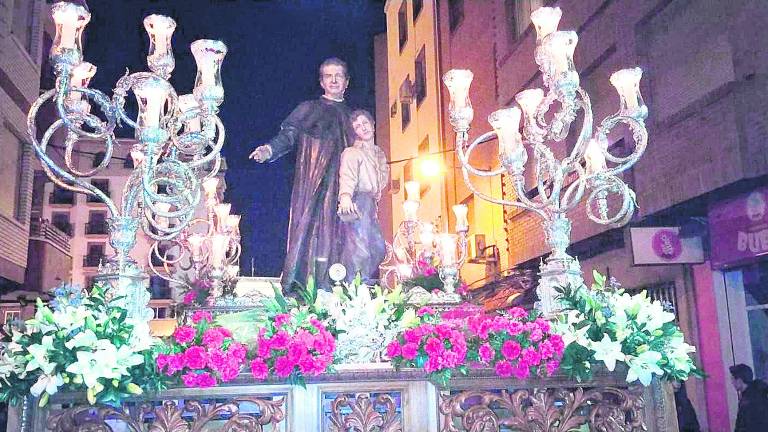 La imagen de San Juan Bosco sale a las calles La imagen de San Juan Bosco sale a las calles