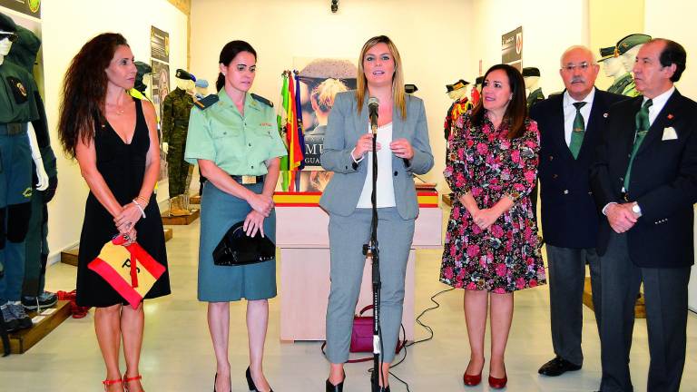 De los zapatos de salón al tricornio De los zapatos de salón al tricornio