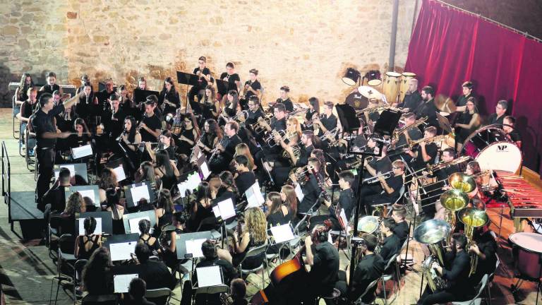 Cuatro agrupaciones brillan en el séptimo certamen de la villa de Lopera Cuatro agrupaciones brillan en el séptimo certamen de la villa de Lopera