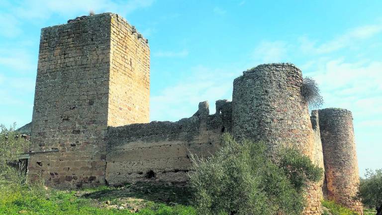 En riesgo de derrumbe parte del castillo de la Aragonesa En riesgo de derrumbe parte del castillo de la Aragonesa