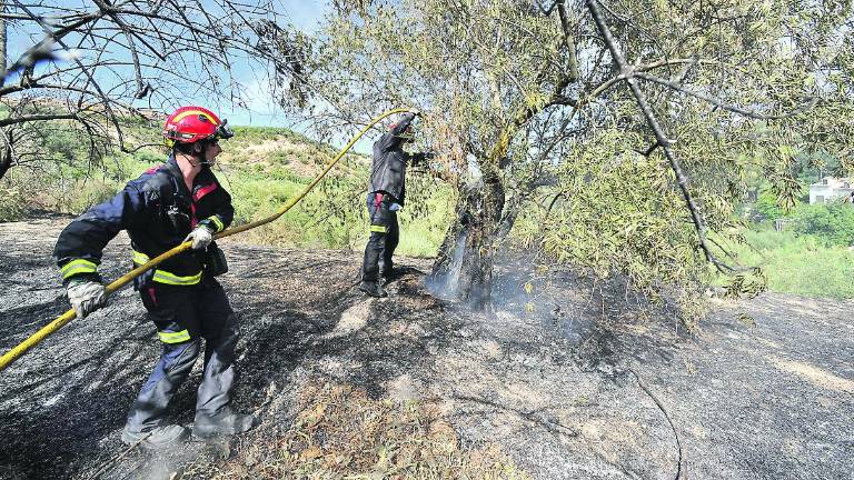 Un estío escaso de bomberos