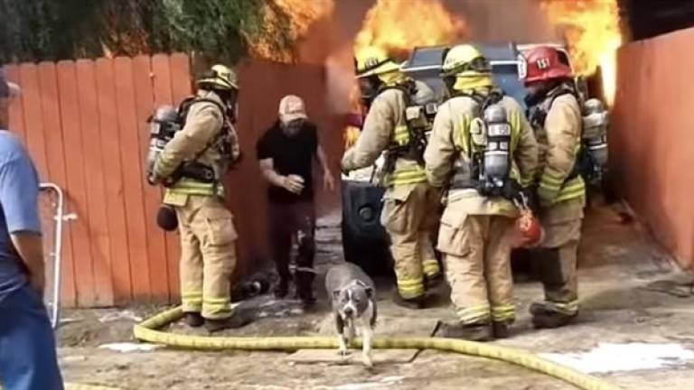 Un hombre se enfrenta a las llamas por rescatar a su perro