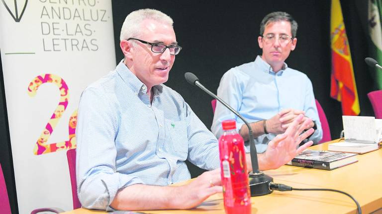 Emilio Lara “desmonta” el reloj de la Puerta del Sol en Jaén Emilio Lara “desmonta” el reloj de la Puerta del Sol en Jaén