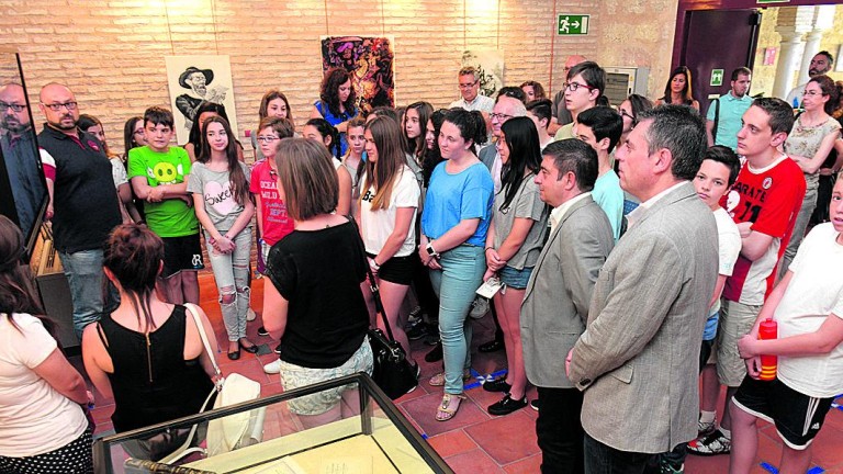 Estudiantes del Auringis conocen los fondos sobre Cervantes del IEG