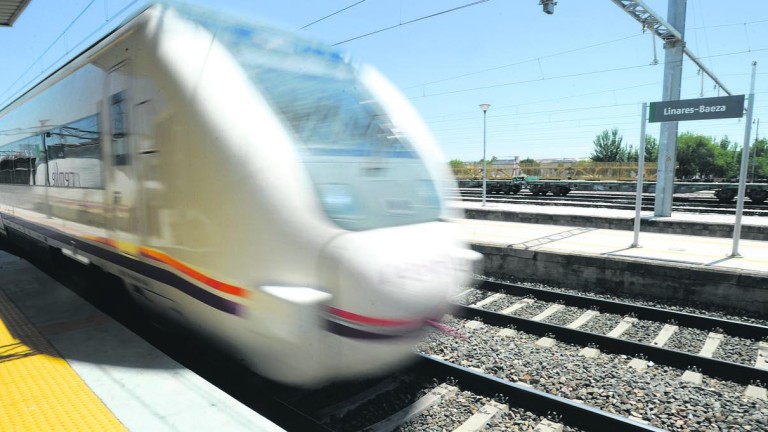 Los jiennenses llevan 703 días sin poder ir a Granada en tren
