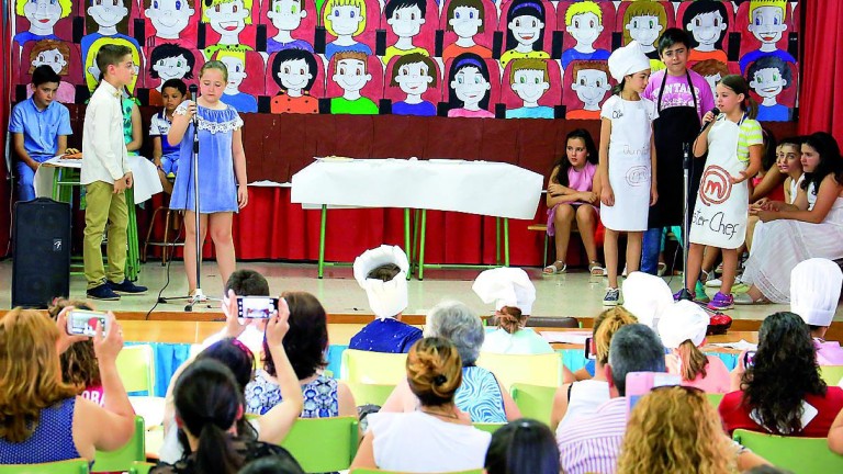Los niños muestran su arte con obras de teatro en inglés