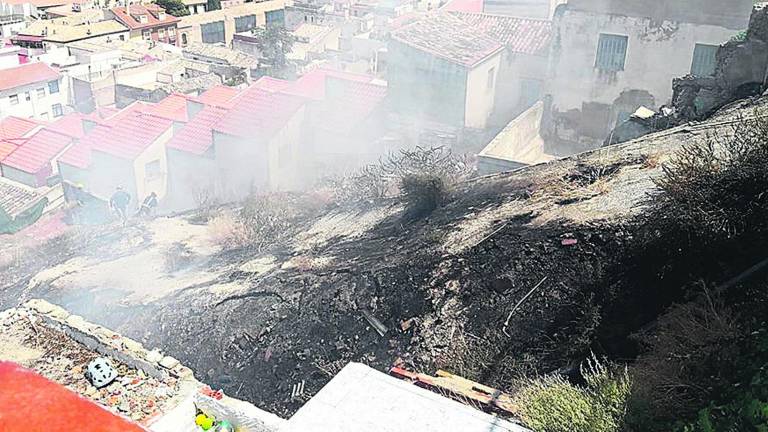 Malestar en el casco antiguo tras dos incendios en solares Malestar en el casco antiguo tras dos incendios en solares