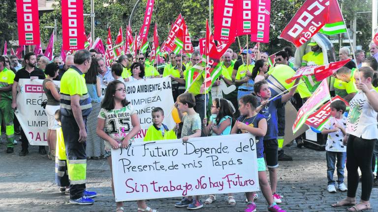 Trabajadores de la limpieza barajan una huelga indefinida Trabajadores de la limpieza barajan una huelga indefinida