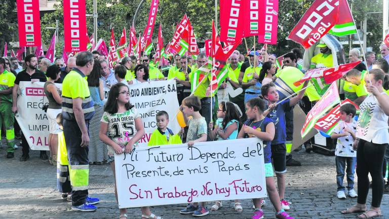 Trabajadores de la limpieza barajan una huelga indefinida