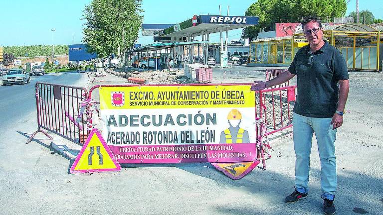 Una acera une Cronista Juan de la Torre con Cristo Rey