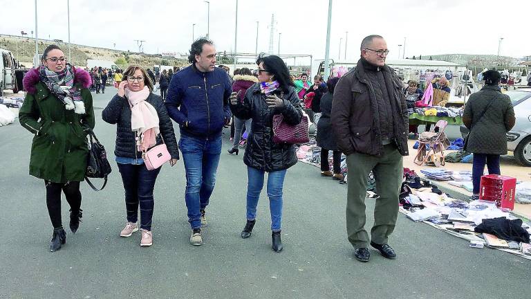 El mercadillo estrena recinto con 140 puestos más amplios