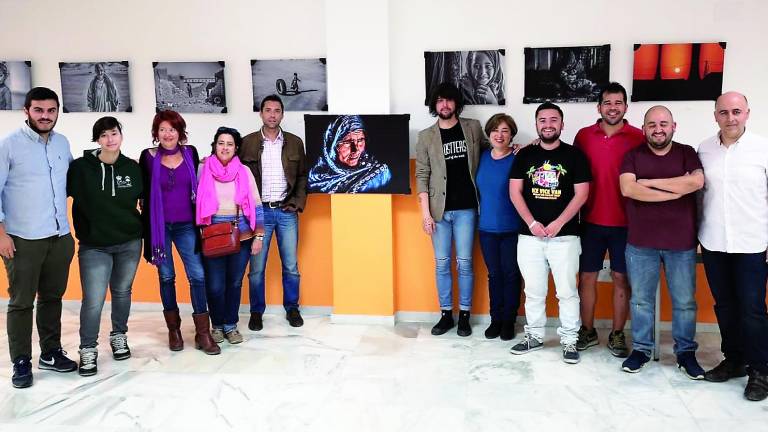 Petit Julen expone “Ojos del desierto” en Gines Petit Julen expone “Ojos del desierto” en Gines