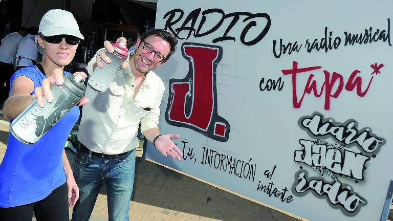 Una grafitera que pinta las ondas Una grafitera que pinta las ondas
