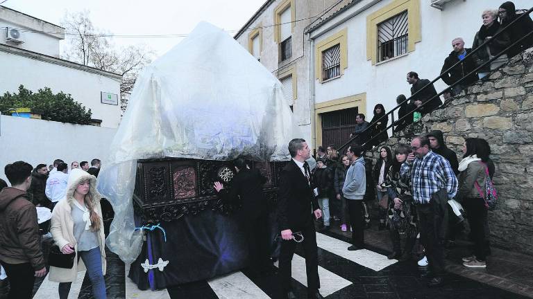 La lluvia cumple su amenaza y rompe la procesión magdalenera La lluvia cumple su amenaza y rompe la procesión magdalenera