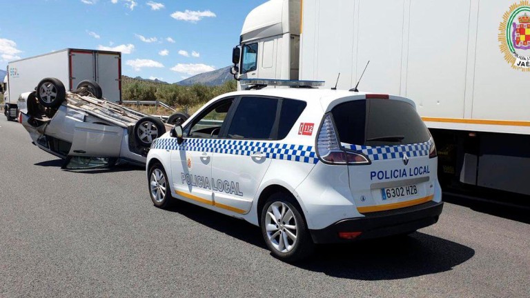 Aparatosa colisión entre dos turismos en la autovía A-44 con sentido Jaén
