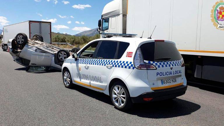 Aparatosa colisión entre dos turismos en la autovía A-44 con sentido Jaén Aparatosa colisión entre dos turismos en la autovía A-44 con sentido Jaén