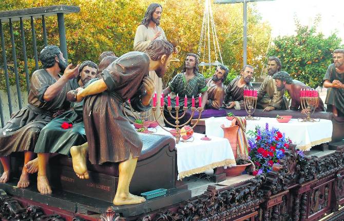 PROCESIÓN. La imagen titular de la Hermandad de la Santa Cena desfila camino de la basílica de Santa María. PROCESIÓN. La imagen titular de la Hermandad de la Santa Cena desfila camino de la basílica de Santa María.