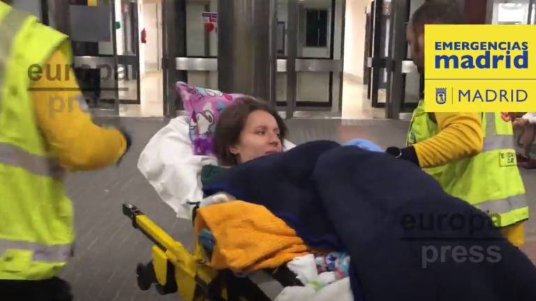 Nace una niña en la calle mientras la madre esperaba un taxi Nace una niña en la calle mientras la madre esperaba un taxi