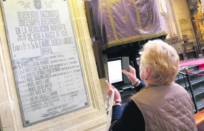 MEMORIA. Una mujer fotografía a una de las lápidas que recuerdan “a los caídos” en el interior de la Catedral, en una foto de archivo.